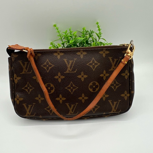 Louis Vuitton Handbags - Louis Vuitton monogram pochette GM bag 😍